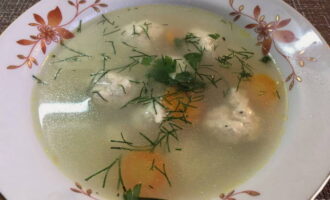 Aboqueu la deliciosa sopa amb mandonguilles i serviu-les a taula. Bona gana!