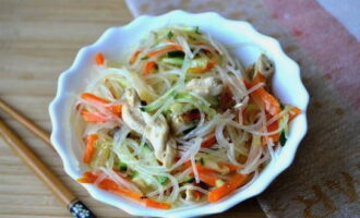 Ang homemade salad ng funchose, manok at gulay ay handa na. Maaari mong ihain ito sa mesa!