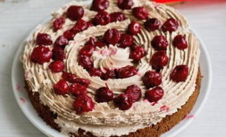 Starta monteringen. Dela det avsvalnade kexet i 3 delar. Lägg det första tårtlagret på ett stort fat. Blötlägg den med likör eller sirap. Använd en spritspåse och applicera ett lager chokladkräm i en spiral. De ska täcka hela kakans yta. Lägg körsbär mellan gräddcirklarna. Du behöver hälften av chokladkrämen och bären. Täck med det andra tårtlagret och upprepa samma sak. Lägg det sista lagret av sockerkaka ovanpå. Blötlägg den och pensla toppen och sidorna av kakan med vit grädde.