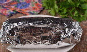 Alisin ang natapos na ulam mula sa oven at hayaan itong lumamig nang bahagya sa foil.