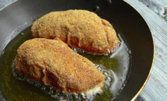 Escalfeu una paella, aboqueu-hi una gran quantitat d'oli vegetal perquè les costelles hi quedin aproximadament la meitat. Fregiu les costelles a foc moderat fins que estiguin daurades per tots els costats. En total això trigarà entre 10 i 15 minuts.