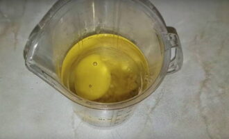 Paano gumawa ng mayonesa na may mustasa sa isang blender sa bahay? Kumuha ng isang mangkok kung saan pagkatapos ay matalo mo ang mga produkto. Hatiin ang isang itlog doon. 