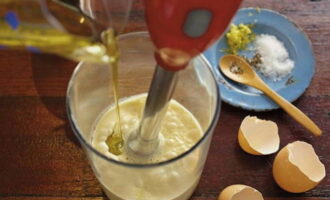 Magdagdag ng asukal at asin sa parehong lalagyan, magdagdag ng suka at langis ng gulay. At pisilin ang katas ng lemon: mga isang kutsara. Magdagdag ng mustasa. 