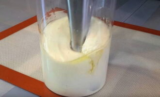 Ilagay ang blender sa mangkok at dahan-dahang magsimulang maghalo. Matapos ang sarsa ay maging siksik at makapal, ang bilis ng katulong sa kusina ay maaaring tumaas. Kapag ang sarsa ay ganap na lumapot, ilipat ang blender nang patayo pataas at pababa: ito ay magbibigay sa sauce na magaan at mahangin. 