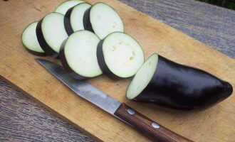 Cum să gătești simplu și delicios vinete pe grătar? Spălați legumele, îndepărtați tulpina și vârful, tăiați în cercuri de 1 cm lățime. 