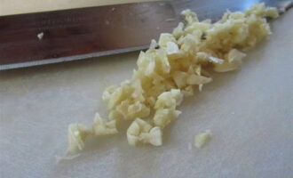 El pollastre amb ceps en salsa cremosa és fàcil de preparar. Per a la salsa, peleu els alls i piqueu-los el més petit possible. Podeu passar-ho a través de la premsa d'all. Peleu la ceba i talleu-la en qualsevol forma: daus, anelles, mitges anelles. Tres formatges en un ratllador fi.