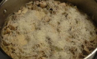 Només falta afegir-hi el formatge. També ho barregem amb la salsa, apaguem el foc i tapem amb una tapa perquè el formatge es fongui.