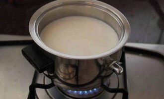 Đun sôi sữa, đổ một nửa vào lòng đỏ và trộn kỹ. Sau đó, đổ hỗn hợp trứng-đường vào phần sữa nóng còn lại. 