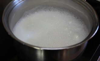 Đặt lên bếp trên lửa nhỏ, khuấy liên tục cho đến khi hỗn hợp đặc lại, khoảng 2-3 phút. Hủy bỏ từ nhiệt và mát mẻ.