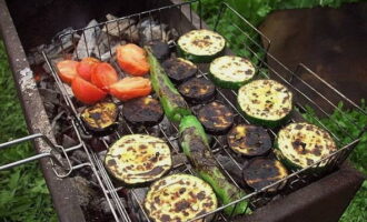 Gătiți legumele pe grătar peste cărbuni, fără foc deschis, timp de câteva minute pe fiecare parte. Este mai bine să ungeți grătarul cu ulei vegetal mai întâi pentru a ușura îndepărtarea vinetelor coapte finite. 