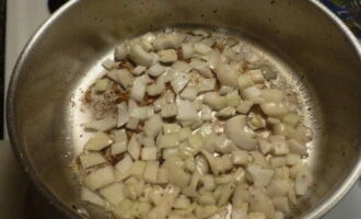 Tan bon punt traiem el pollastre de la paella, de seguida hi posem les cebes. Remenant de tant en tant, fregir durant uns 3 minuts.
