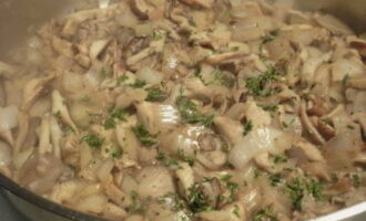 Espolvorear les verdures rostides amb farigola i tornar els alls a la paella. 