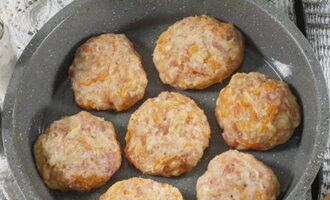 Grasa ang isang baking dish na may langis ng gulay.Basain ang iyong mga kamay sa tubig at bumuo ng mga bilog na cutlet, ilagay ang mga ito sa amag.