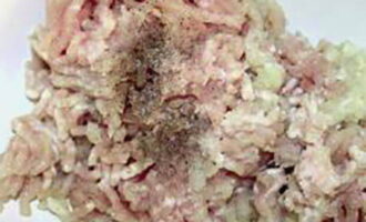 Mal köttet, isterna och löken genom en köttkvarn. Salta köttfärsen och smaka av. Mal köttet, isterna och löken genom en köttkvarn. Salta köttfärsen och smaka av.