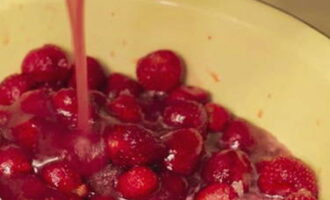 Ibuhos ang juice na inilabas ng mga strawberry sa isang kasirola, idagdag ang natitirang asukal dito, pukawin at dalhin sa isang pigsa. Pagkatapos ay ibuhos ang nagresultang syrup sa mga strawberry.