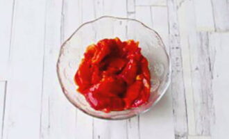 Ardeiul gras se spala, se pune pe o tava de copt unsa cu ulei vegetal, se coace la cuptor la 200 de grade pentru 15 minute. Apoi se răcește ardeiul, se îndepărtează coaja exterioară și se toacă pulpa.