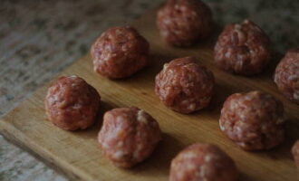 Din carnea tocată se face chiftele mici, nu mai mari decât o nucă.