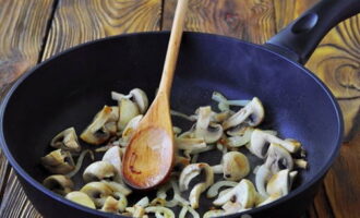 Picar les cebes i els bolets. Fregiu-los en oli vegetal fins que estiguin mig cuits. Picar les cebes i els bolets. Fregiu-los en oli vegetal fins que estiguin mig cuits.