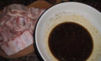 Simulan natin ang paghahanda ng marinade. Paghaluin ang toyo, ketchup, mustasa, pulot, iba't ibang pampalasa, asin at paminta. Paghaluin nang lubusan hanggang sa maging homogenous ang timpla.
