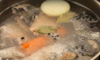 Paano maghanda ng solyanka ng isda ayon sa klasikong recipe sa bahay? Gupitin ang mga karot at sibuyas at iprito sa isang tuyong kawali sa loob ng mga 3 minuto. Inuuga at hinuhugasan namin ang maliliit na isda at inilagay sa malamig na tubig kasama ng mga gulay. Kapag kumulo ang sabaw, alisin ang bula, magdagdag ng pampalasa at asin at hayaang magluto ng isa pang 7 minuto.