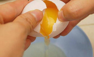 Cách làm sốt mayonnaise bằng máy xay sinh tố tại nhà? Đánh một quả trứng vào lọ thủy tinh hoặc tô sâu lòng. Để có độ đặc cao hơn, tốt hơn là chỉ sử dụng lòng đỏ. 