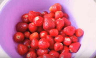 Paano maghanda ng mga strawberry na may asukal para sa taglamig nang hindi nagluluto? Ilagay natin ang tubig para kumulo. Habang ang tubig ay kumukulo, binabalatan namin ang mga berry mula sa mga tangkay at lubusan na banlawan ang mga ito mula sa mga kontaminant. Pinapainit namin sila ng tubig na kumukulo.