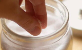Đánh nhẹ trứng và thêm muối, lượng muối có thể giảm nếu bạn cần sốt mayonnaise ít mặn hơn.