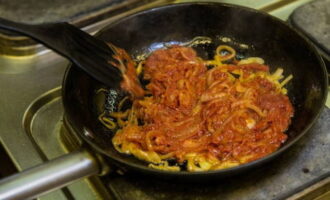 Gupitin ang fillet ng isda sa mga katamtamang piraso, ang sibuyas sa mga cube, at ang mga pipino sa mga piraso. Iprito ang sibuyas sa mantikilya, magdagdag ng kaunting sabaw at tomato paste sa kawali. Haluin hanggang makinis at kumulo ng isa pang 5 minuto.