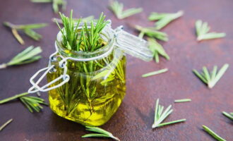Trộn dầu, tỏi, nước cốt, nhánh hương thảo cắt nhỏ và một ít muối.