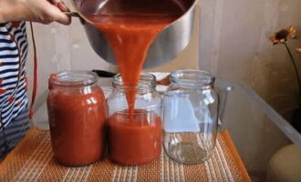 Ibuhos ang strawberry jam sa mga pre-sterilized na garapon. 