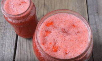 Kung may natitirang asukal sa ibaba, pagkatapos ay ibuhos ito sa bawat garapon sa ibabaw ng jam. Pipigilan ng layer na ito ang jam mula sa pagkasira sa panahon ng pag-iimbak. 