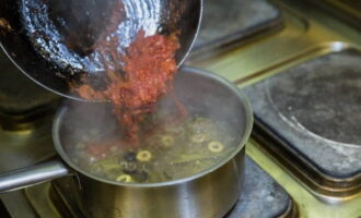 Magdagdag ng sibuyas at tomato paste sa sabaw. Haluing mabuti.