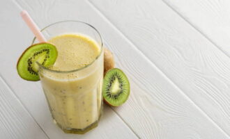 El batut de gelat ja està llest! Servir en gots alts, guarnit amb una rodanxa de kiwi. 