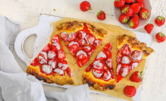 Förvara pajen i ugnen, sätt först på den på 180 grader. Den ska gräddas i ungefär en timme tills den är helt genomstekt. Efter detta, utan att ta bort från formen, lägg desserten i kylen i ett par timmar och servera sedan med te eller kaffe. 
