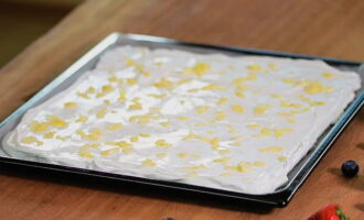 Folreu una safata de forn amb paper de forn engreixat o una estora de tefló. Poseu les clares muntades en una safata de forn i niveleu-les per tota la superfície de manera que el gruix de la capa sigui d'aproximadament 2 centímetres. Espolvorear amb pètals d'ametlla.