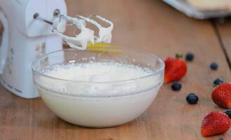 Comencem a preparar la crema de mantega. Barregeu tots els ingredients en un bol amb una batedora fins que quedi homogeni i homogeni.