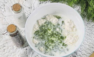 Sa isang mangkok, paghaluin ang cream, harina at tinadtad na dill. Magdagdag ng asin sa pinaghalong at haluing mabuti upang walang mga bukol.
