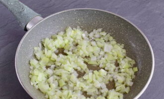 Peleu la ceba, piqueu-la finament i fregiu-la en oli vegetal fins que estigui tova.