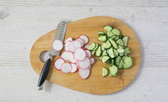 Tvätta rädisor och gurkor och skär i tunna skivor.