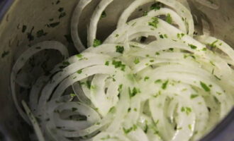 Habang nag-iihaw, ilagay ang tinadtad na karne sa isang malamig na lugar at simulan ang paghahanda ng side dish ng sibuyas. Balatan ang sibuyas at gupitin ito sa manipis na mga singsing, banlawan sa malamig na tubig at pisilin. Budburan ang sibuyas na may lemon juice at idagdag ang tinadtad na damo.