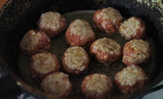 Turnați ulei vegetal într-o tigaie încălzită și prăjiți chiftelele timp de 5-7 minute pe fiecare parte.