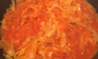 Curățați și tocați morcovii și ceapa rămase. Turnați ulei vegetal într-o altă tigaie și adăugați acolo legume. Se presara cu seminte de marar si piper negru. Se prăjește aproximativ 5-7 minute. Adăugați pasta de roșii la prăjire și gătiți încă câteva minute. Scoateți tigaia de pe foc.