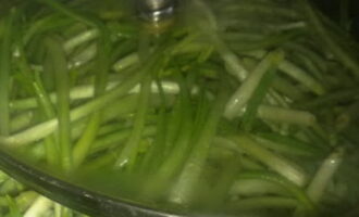 เมื่อน้ำเดือดให้เติมน้ำส้มสายชูลงไป เทกระเทียมป่าออก