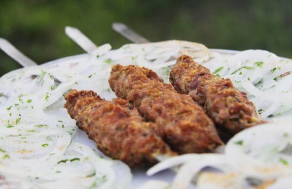 Lula kebab na gawa sa tinadtad na baboy sa grill