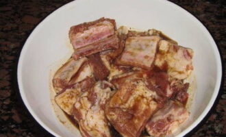 I-marinate ang ribs. Isawsaw ang mga ito sa marinade at hayaang kumulo ng 2 oras.
