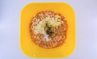 Se curata ceapa si usturoiul, se toaca foarte marunt sau se piseaza printr-o masina de tocat carne, se adauga legumele in carnea tocata, se sare si se condimenteaza dupa gust, se amesteca din nou bine.