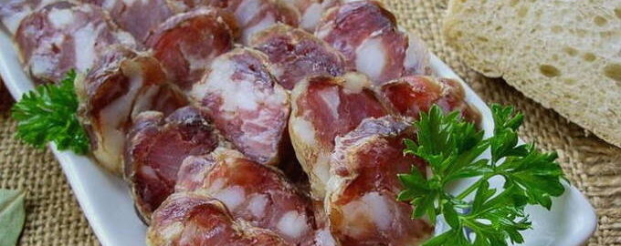 ไส้กรอกหมูติดลำไส้
