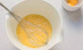 Paano gumawa ng mayonesa gamit ang isang panghalo sa bahay? Upang makagawa ng mahusay na mayonesa, kailangan mo ng mga sariwang yolks ng itlog, na itinatago sa silid nang ilang oras. 