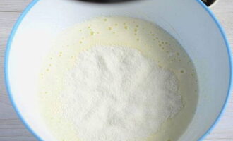 Đánh bột bằng máy trộn trong khoảng 10 phút.