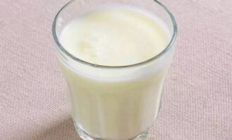 คุณจะต้องผสมโซดาและ kefir แยกกันใส่ไข่ที่ตีแล้วที่นั่น 